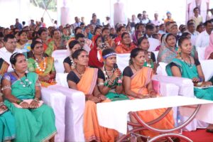 महिलाएं महुआ से बना रही स्वास्थ्यवर्धक लड्डू, प्रधानमंत्री ने की तारीफ