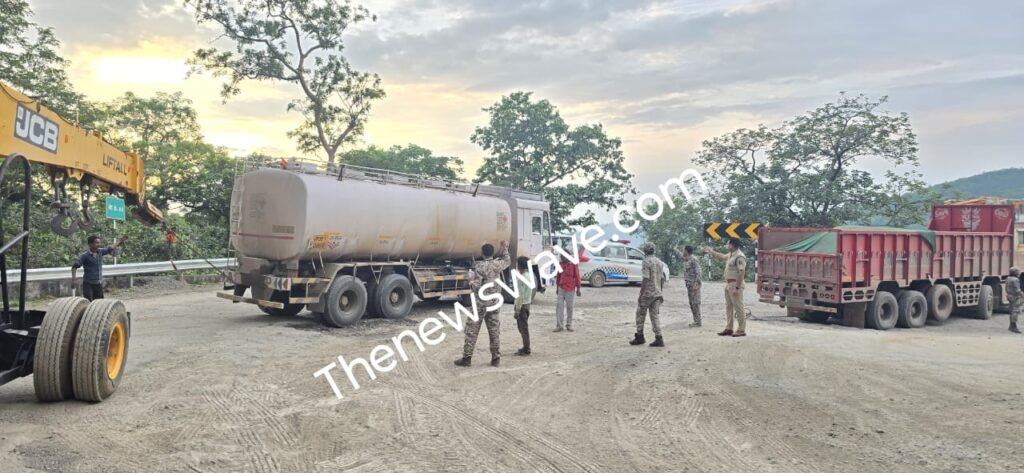 केशकाल | घाटी में बीच सड़क पर खराब हुई दो ट्रकें, घाट में लगा जाम, आवागमन बहाल करवाने में जुटी केशकाल पुलिस…