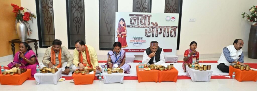 Chhattisgarh | जब मितानिन दीदियों के साथ पंगत में बैठकर मुख्यमंत्री ने किया भोजन