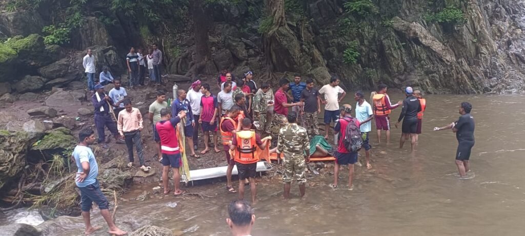 Cg Breaking | रानीदहरा जलप्रपात से निकाला गया तुषार साहू का शव, डिप्टी सीएम अरुण साव के घर मातम