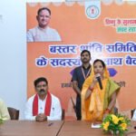 नई दिल्ली से लौटे माओवादी हिंसा पीड़ित बस्तरवासियों का मुख्यमंत्री निवास में आत्मीय स्वागत