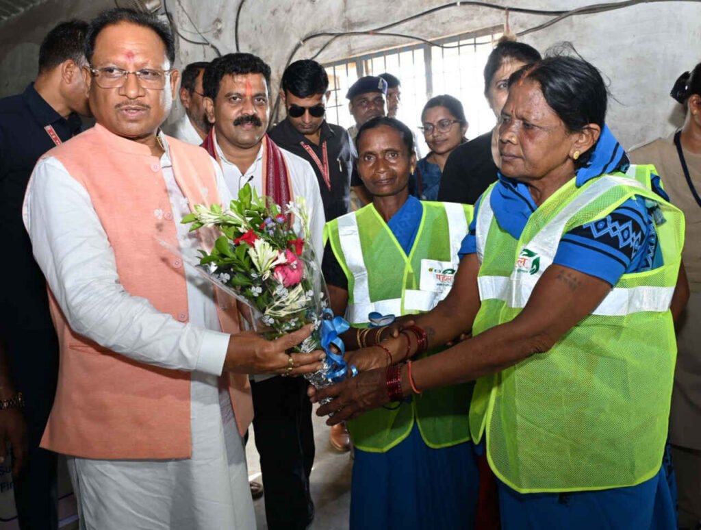 प्लास्टिक कचरे की रिसाइकिल से पर्यावरण प्रदूषण में आएगी कमी, मुख्यमंत्री ने महिला समूहों के प्रयास को सराहा