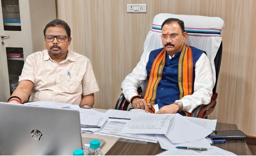 स्वास्थ्य मंत्री श्याम बिहारी जायसवाल ने वीडियो कॉन्फ्रेंसिंग के जरिए राज्य के सीएमएचओ, सीएस और नोडल अधिकारियों से की समीक्षा