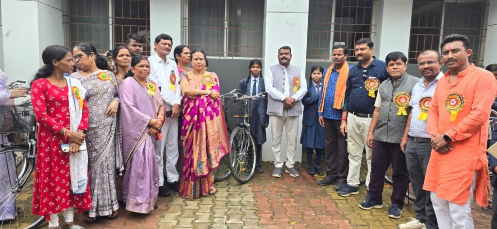 केशकाल | स्वामी आत्मानंद स्कूल में 62 बालिकाओं को विधायक ने बांटी सरस्वती सायकल, बच्चों ने लगाई आकर्षक प्रदर्शनियां….