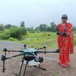 Chhattisgarh | घरेलू काम के संग निरूपा साहू उड़ाती है अब ड्रोन,गांव में कहलाती है ड्रोन वाली दीदी