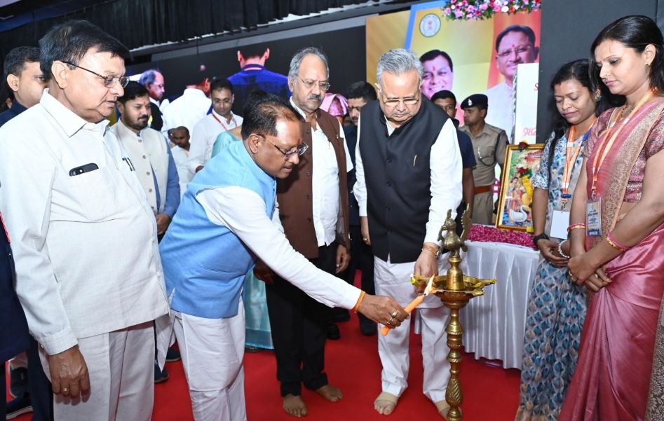 मुख्यमंत्री विष्णु देव साय विश्वकर्मा जयंती के अवसर पर इंदिरा गाँधी कृषि विश्वविद्यालय स्थित कृषि मंडप में राज्यस्तरीय श्रमिक सम्मेलन में हुए शामिल