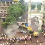 Chhattisgarh | मस्जिद के आसपास बने सैकड़ों अवैध कब्जों पर चला निगम का बुलडोजर