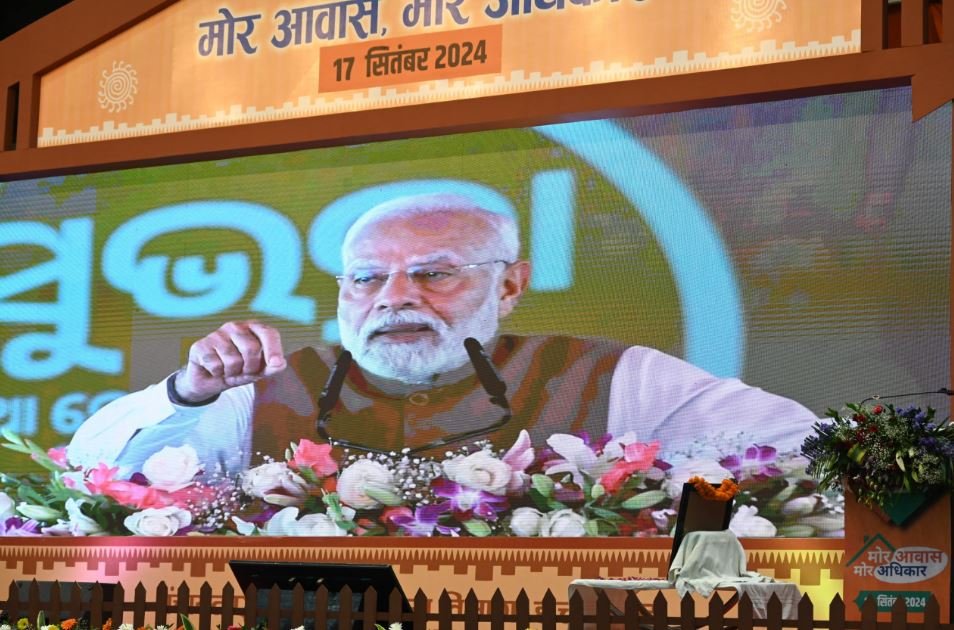 प्रधानमंत्री नरेन्द्र मोदी ने आवासहीन परिवारों को मकान निर्माण के लिए 2044 करोड़ रूपए की राशि का किया ऑनलाईन अंतरण