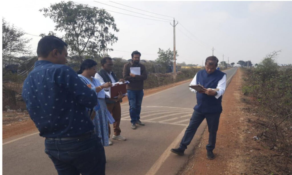 राजनांदगांव : उपमुख्यमंत्री विजय शर्मा के निर्देशानुसार मुख्य अभियंता द्वारा ग्रामीण सड़कों का किया गया औचक निरीक्षण