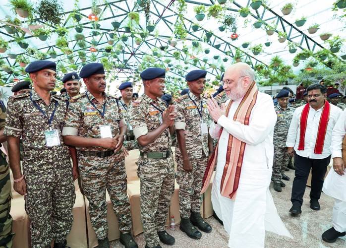 रायपुर : केंद्रीय गृह एवं सहकारिता मंत्री अमित शाह ने आज छत्तीसगढ़ के नवा रायपुर में सुरक्षा बलों के जवानों के साथ संवाद किया