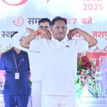 मुख्यमंत्री विष्णु देव साय ने किया योगाभ्यास, जशपुर के रणजीता स्टेडियम में उत्साहपूर्वक मनाया गया अंतरराष्ट्रीय योग दिवस