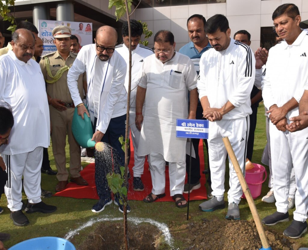 रायपुर : भागदौड़ और तनावपूर्ण जिंदगी में खुद को स्वस्थ रखने का सबसे आसान उपाय है योग – राज्यपाल रमेन डेका का बयान