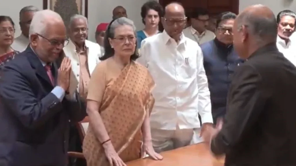 उपराष्ट्रपति चुनाव: INDIA ब्लॉक के उम्मीदवार सुदर्शन रेड्डी ने दाखिल किया नामांकन पत्र, सोनिया-राहुल गांधी और पवार समेत ये नेता रहे मौजूद, 9 सितंबर को चुनाव