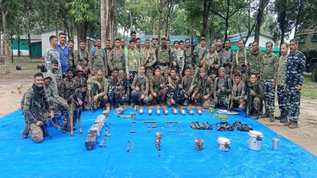 सुरक्षा बलों की बड़ी कार्रवाई : ध्वस्त किया नक्सलियों का स्मारक, बड़ी मात्रा में विस्फोटक और हथियार बरामद