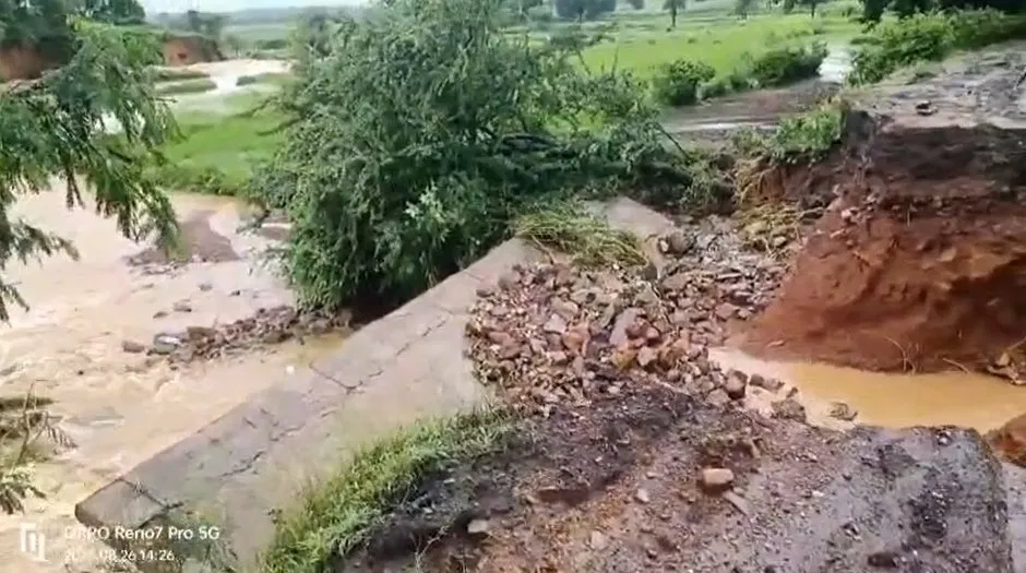 बस्तर में मूसलाधार बारिश से तबाही : बह गई सड़क, कई घर डूबे, बाढ़ में फंसे लोगों का रेस्क्यू करना भी हो रहा मुश्किल