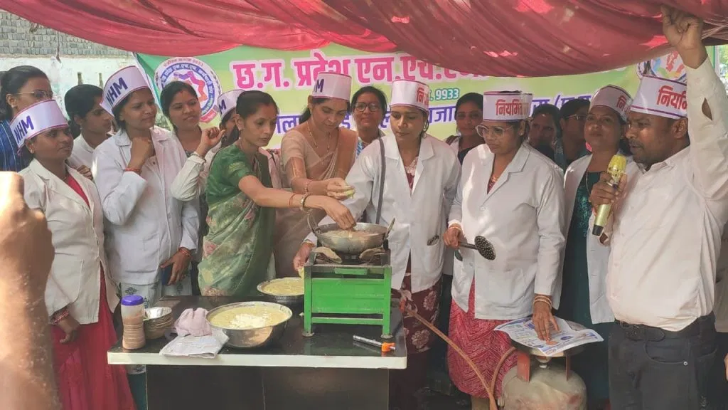 NHM कर्मचारियों का प्रदर्शन 17 वें दिन भी जारी: 10 सूत्रीय मांगों को लेकर कहीं बेंचे गए पकौड़े, तो कहीं लोकनृत्य कर जताया विरोध…