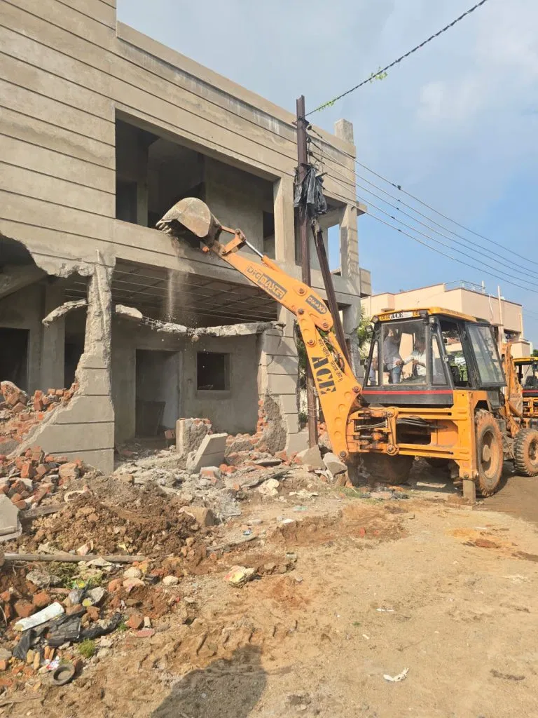 यहां चला रायपुर नगर निगम का बुलडोजर