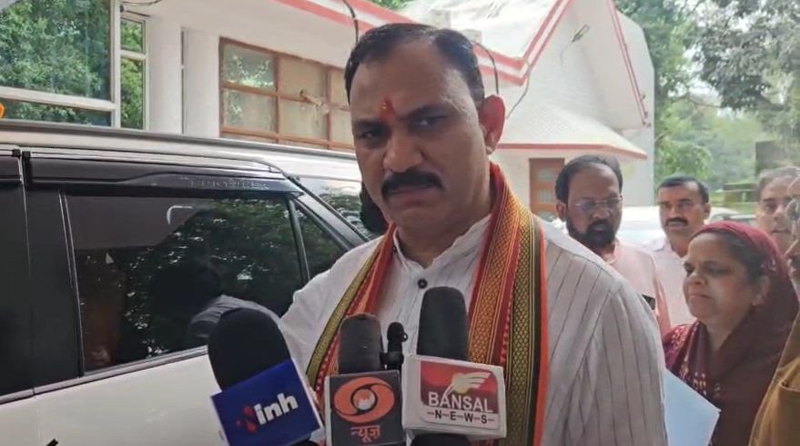 छत्तीसगढ़ में एनएचएम कर्मचारियों का प्रदर्शन जारी, आंदोलनकर्मियों को स्वास्थ्य मंत्री जायसवाल ने दिया आश्वासन, कहा- समय लगेगा, लेकिन समाधान सामने आएगा