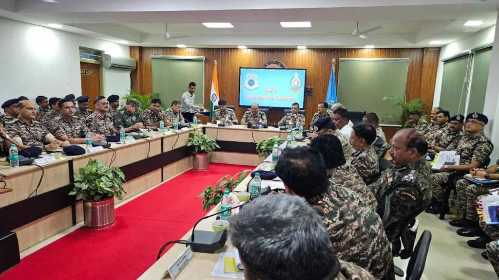 नक्सल उन्मूलन को लेकर बंद कमरे में हुई हाई लेवल मीटिंग, सुरक्षा बलों, खुफिया एजेंसियों और प्रशासन के बीच तालमेल बढ़ाने पर हुई चर्चा…