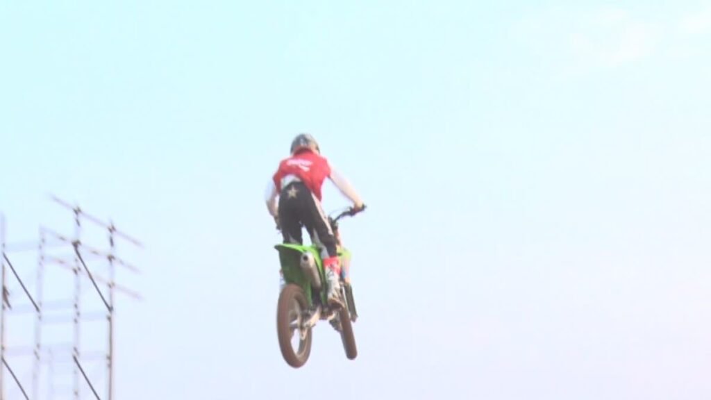 नेशनल सुपरक्रॉस बाइक रेसिंग चैंपियनशिप फाइनल राउंड: हवा में उड़ती बाइक्स और रोमांचक स्टंट्स ने जीता दर्शकों का दिल,