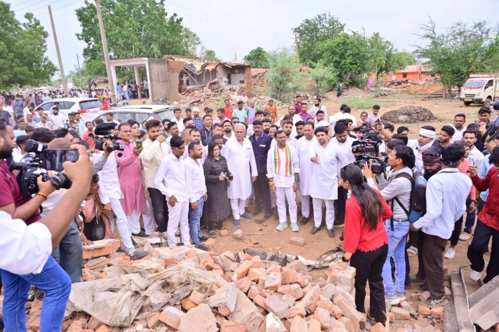 Raipur News: नकटी गांव पहुंची कांग्रेस ,प्रभावित परिवारों का सुना दर्द, दीपक बैज ने कहा- विधानसभा में उठाएंगे मुद्दा… भूपेश बघेल बोले- BJP ने गरीबों को बुलडोजर से दिखाई ताकत