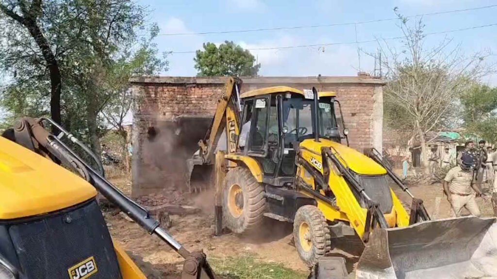 CG BREAKING: राजधानी से सटे नकटी में ग्रामीणों के विरोध के बीच शुरू हुई प्रशासन की बेदखली कार्रवाई, भारी संख्या में पुलिस बल तैनात…