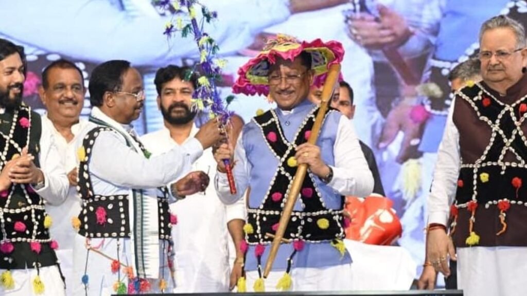 CG News: मुख्यमंत्री निवास में हरेली पर्व की धूम : कृषि उपकरणों और ग्रामीण परिवेश की झलक बनी आकर्षण, राउत नाचा की धुन पर थिरके मंत्री गुरु खुशवंत साहेब